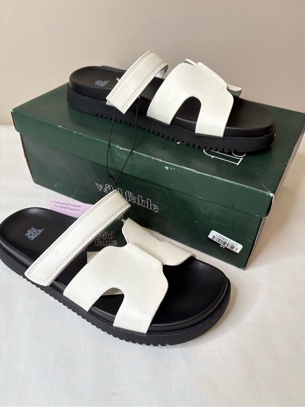 Wild Fable Women's sz 8.5  White Hayley Cushioned Slide Sandals New in Box (39)
